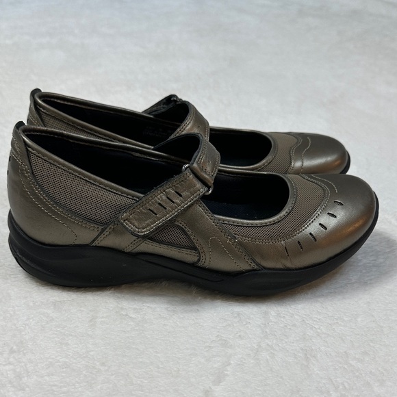 Clarks~Wave~Cruise Women's Size 7 Metallic Leather Comfort Mary Jane Shoes Flats - Picture 8 of 16